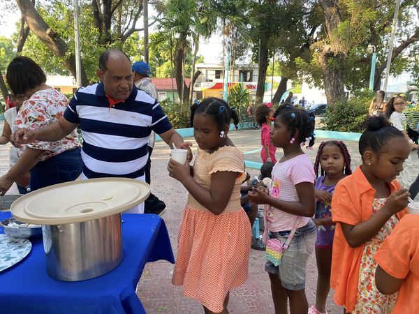 Alcalde brinda las tradicionales Habichuelas con Dulce en el Parque Municipal