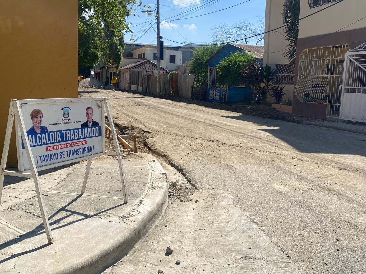 AVANZAN LOS TRABAJOS DE CONSTRUCCIÓN DE ACERAS Y CONTENES QUE REALIZA LA ALCALDIA