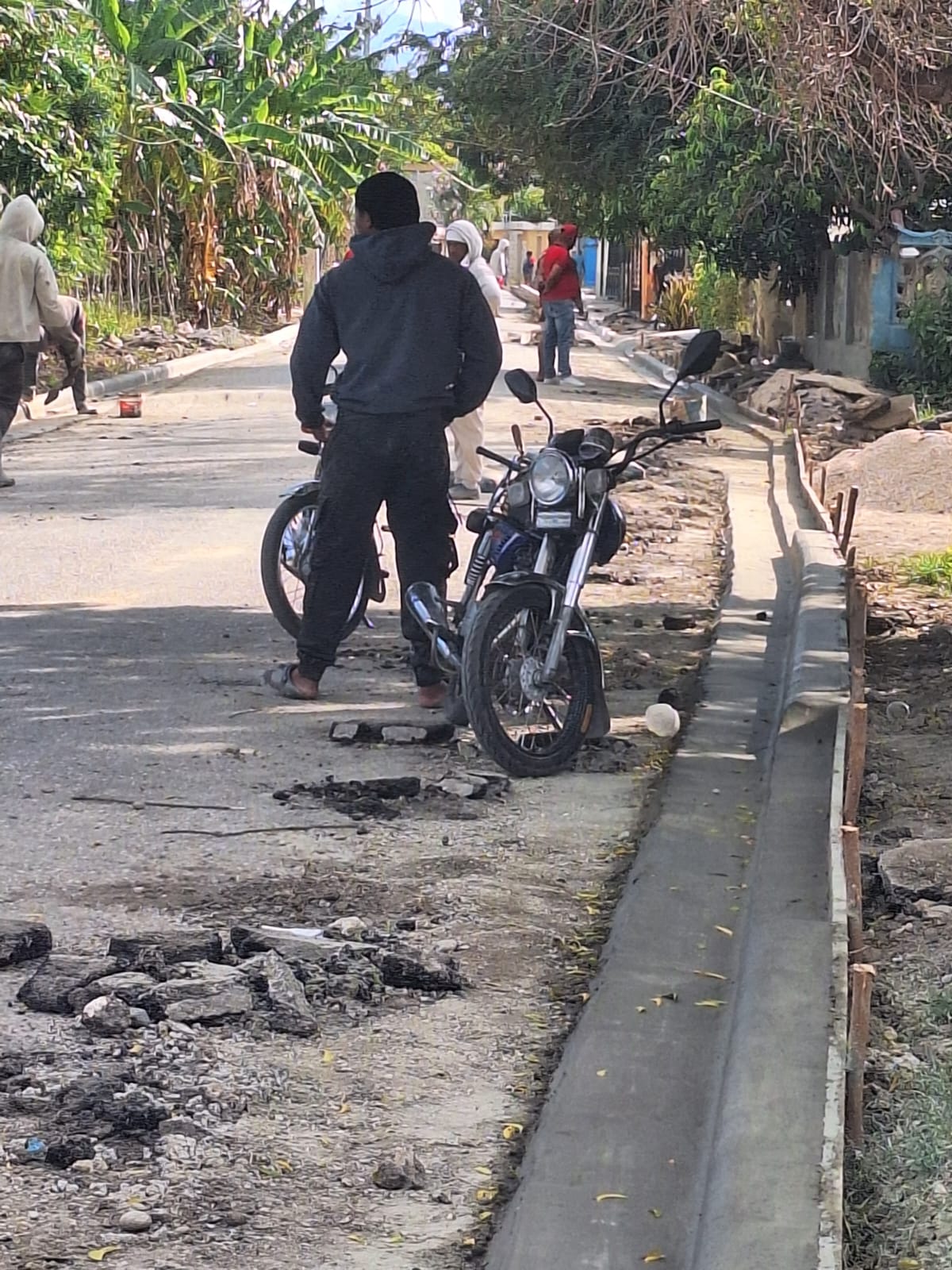 AVANZAN SIGNIFICATIVAMENTE TRABAJOS DE CONSTRUCION DE ACERAS Y CONTENES