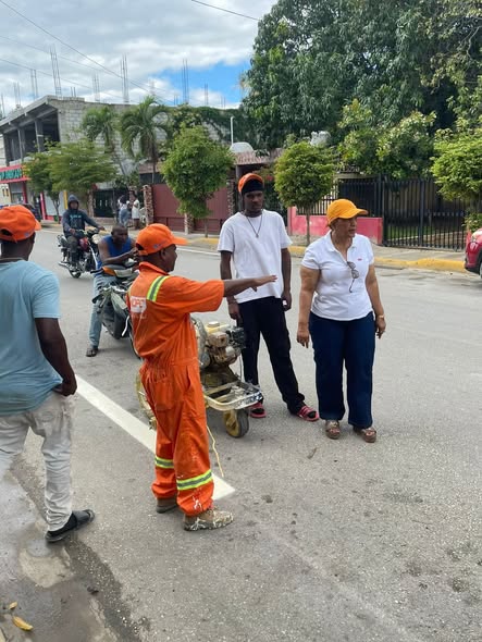 ALCALDESA SUPERVISA TRABAJOS DE SEÑALIZACION URBANA