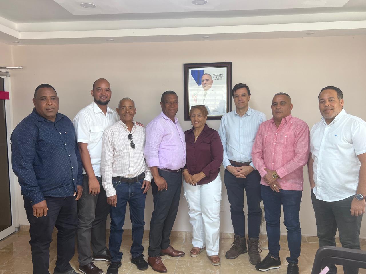 Alcaldesa Juana Mateo participo en reunión con funcionarios de Edesur sobre proyecto de redes e iluminación en Tamayo