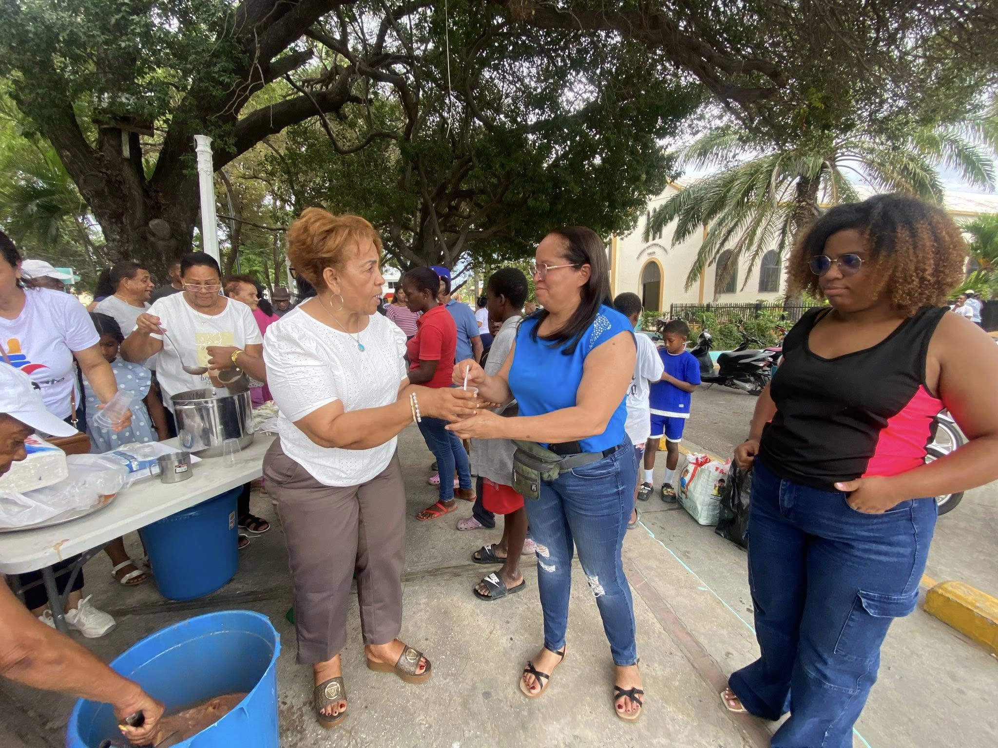 ALCALDESA ENTREGA HABICHUELAS CON DULCES A VACACIONISTAS