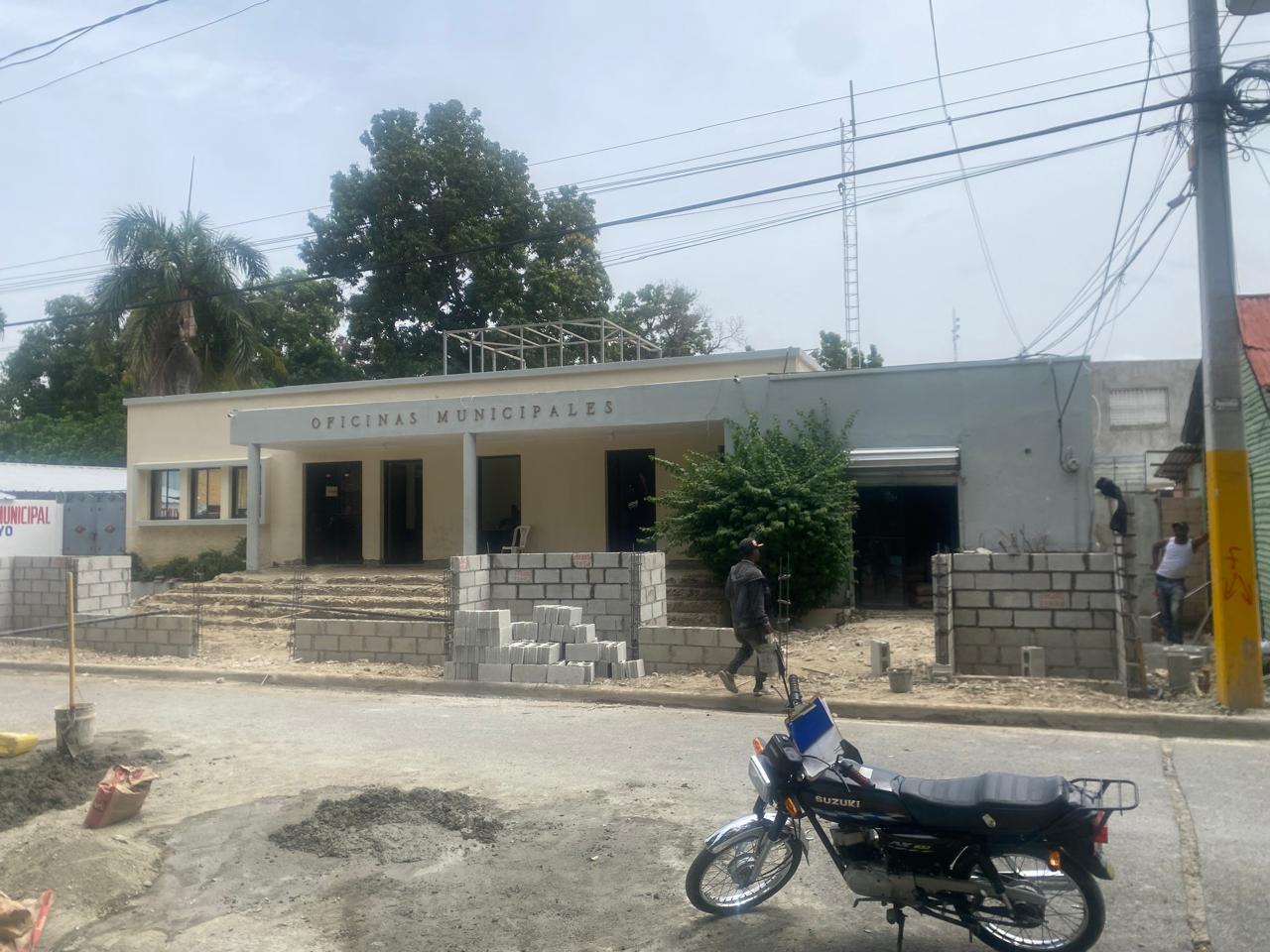 ALCALDÍA CONTINÚA TRABAJOS DE REMOZAMIENTO DE LA PARTE FRONTAL DEL AYUNTAMIENTO MUNICIPAL